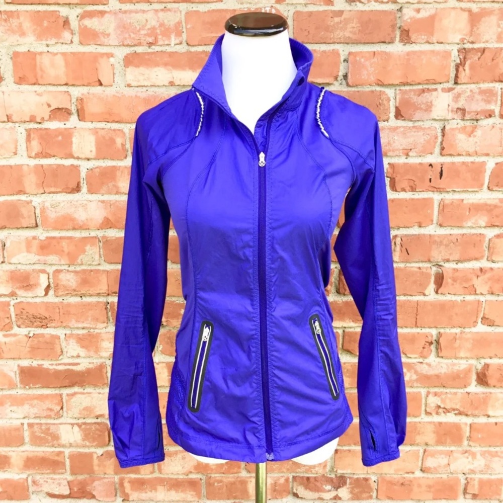 Like new Lululemon jacket. Size 6.